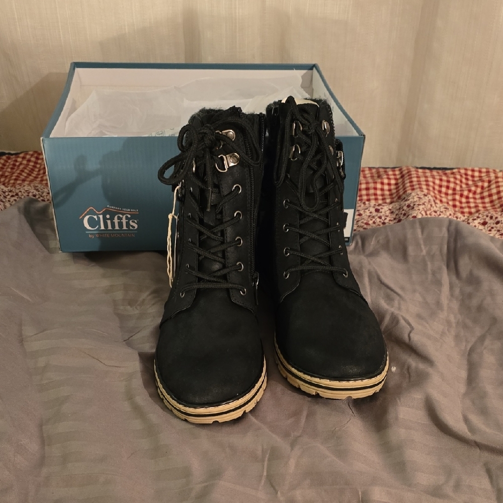 Cliffs by White Mountain Women's Black and Tan Lace-Up Boots